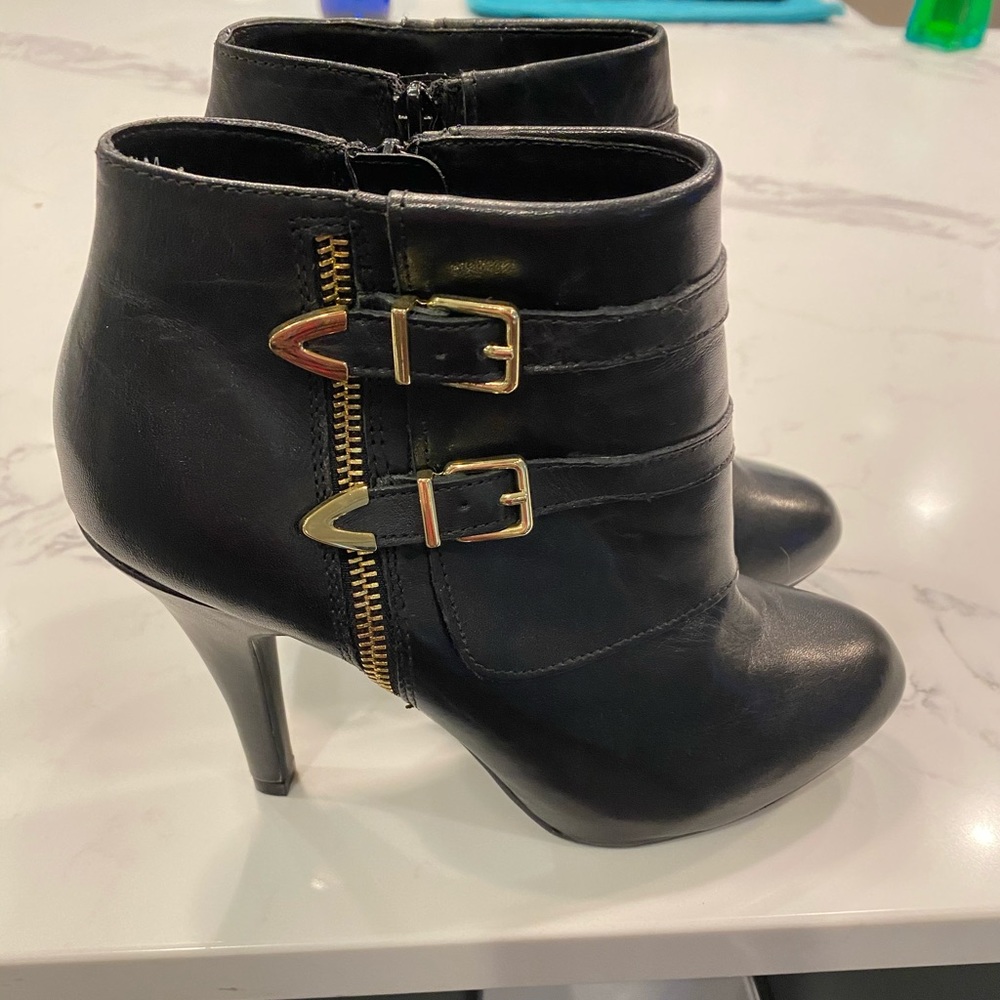 Me Too Black Leather Ankle Booties